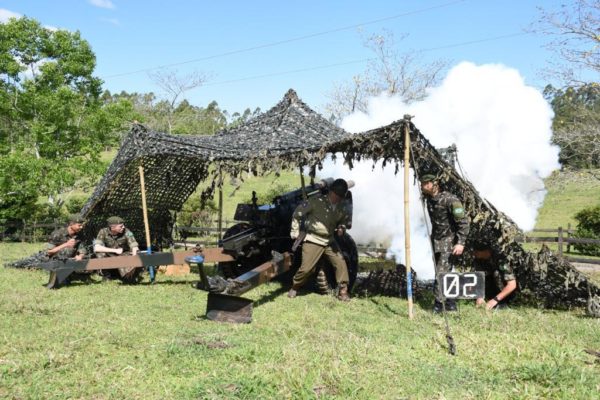 Exército reencena o 1º Tiro de artilharia da FEB Força Aérea