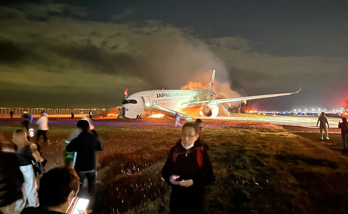 Grave colisão na pista do Aeroporto de Tóquio Haneda no Japão Força Aérea