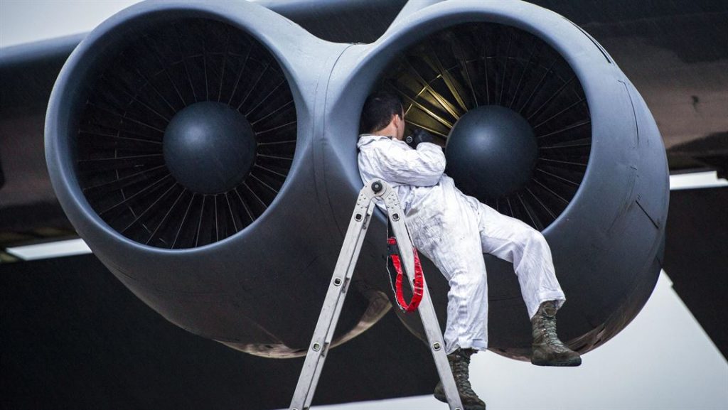 Pratt & Whitney manterá motores TF-33 dos B-52 e E-3C até 2034. Na foto um mecânico examina um PW TF-33 de um B-52H da USAF. Foto: USAF.