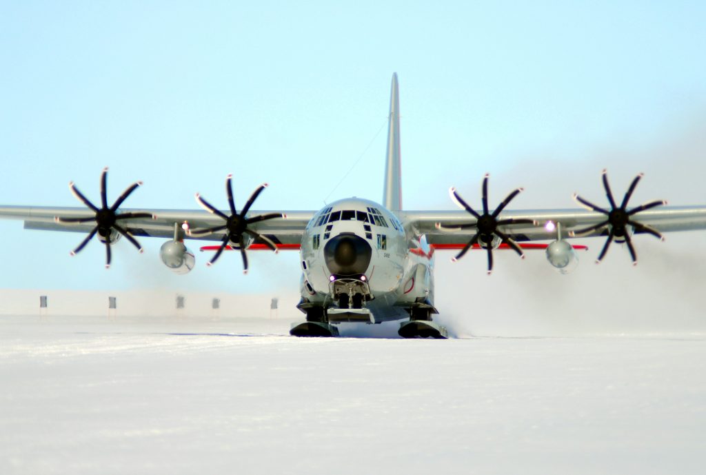 Os LC-130 Hércules da 109th AW, são as maiores aeronaves equipadas com esquis que operam na Antártida (Foto: USAF).