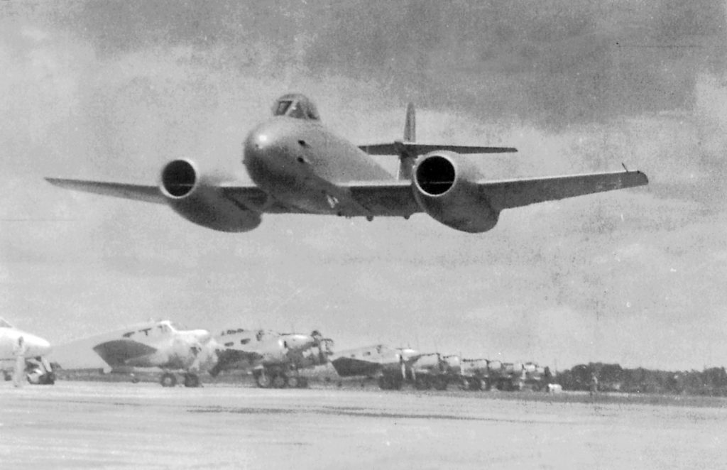 24 de Setembro 1954: a era a jato chegava em Canoas! Super rasante durante a chega dos F-8 do “14” no longínquo 24 de setembro de 1954 (Foto: Arquivo Leandro Casella).