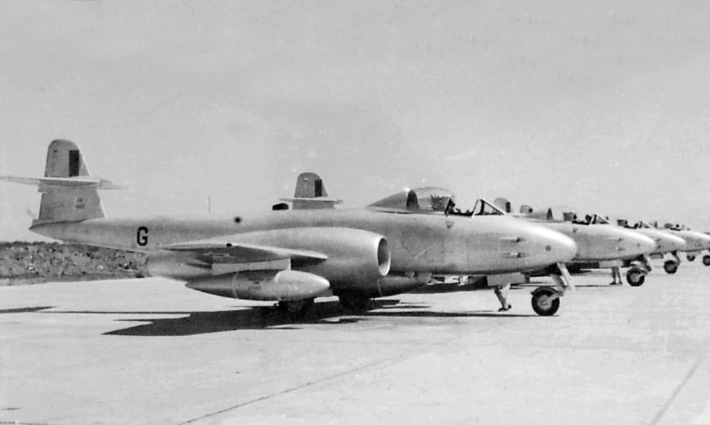 O F-8 4443 emprestado pelo 1º GAvCa para trazer os F-8/TF-7 do Pampa ao Sul (Foto: Arquivo Leandro Casella). 