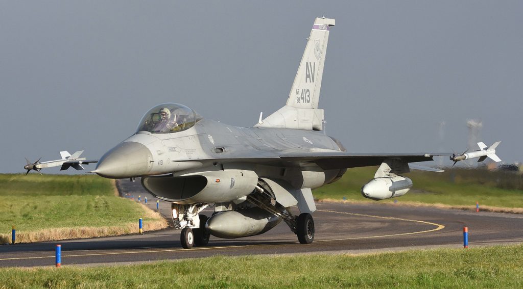Gran parte de la fuerza de combate de la USAF todavía se centra en los F-16.  Con 48 unidades, la USAF necesitaría 60, u objetivo alrededor de 1200 aviones (Foto: USAF).