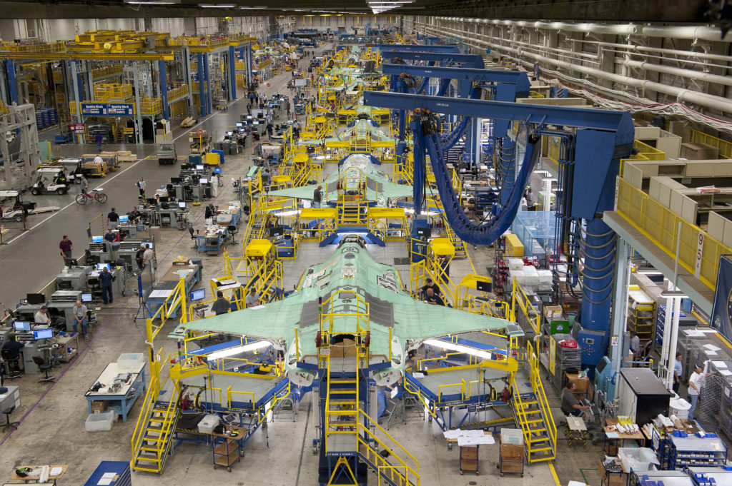 Atrasos do F-35 Bloco 4 preocupam a Lockheed. Linha de produção do F-35 em Fort Worth, TX. Atrasos nas entregas serão reflexos dos problemas com o TR-3. Foto: LM.