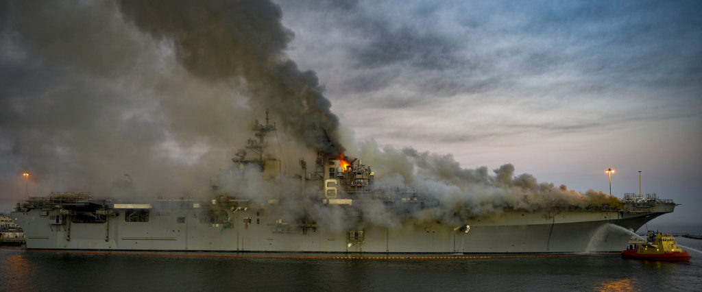 USS Bonhomme Richard (LHD 6) arde em chamas no Porto de San Diego (Foto: Mass Communication Specialist 2nd Class Austin Haist/U.S. Navy).