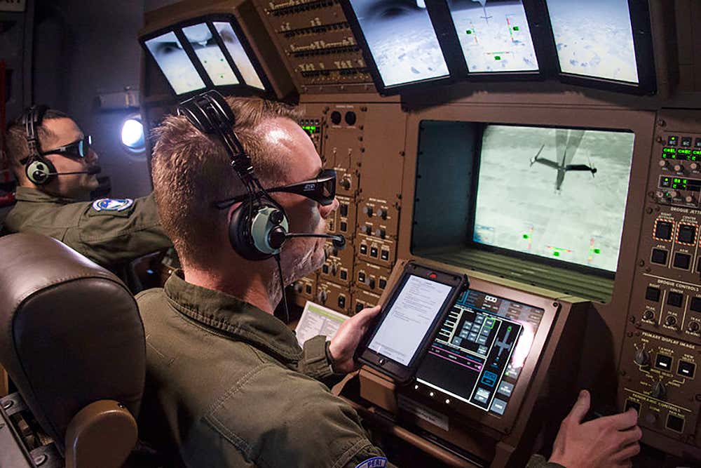 O atual sistema de operação remota (RVS 1.0) instalado na frota KC-46A, é alvo de críticas e está sendo implementada uma nova versão, que estará em uso a partir de 2023 (Foto: USAF).
