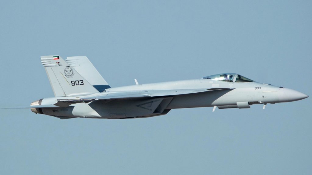 Um dos primeiros F/A-18E visto em testes em Lambert/EUA (Foto: Brian Barsley).