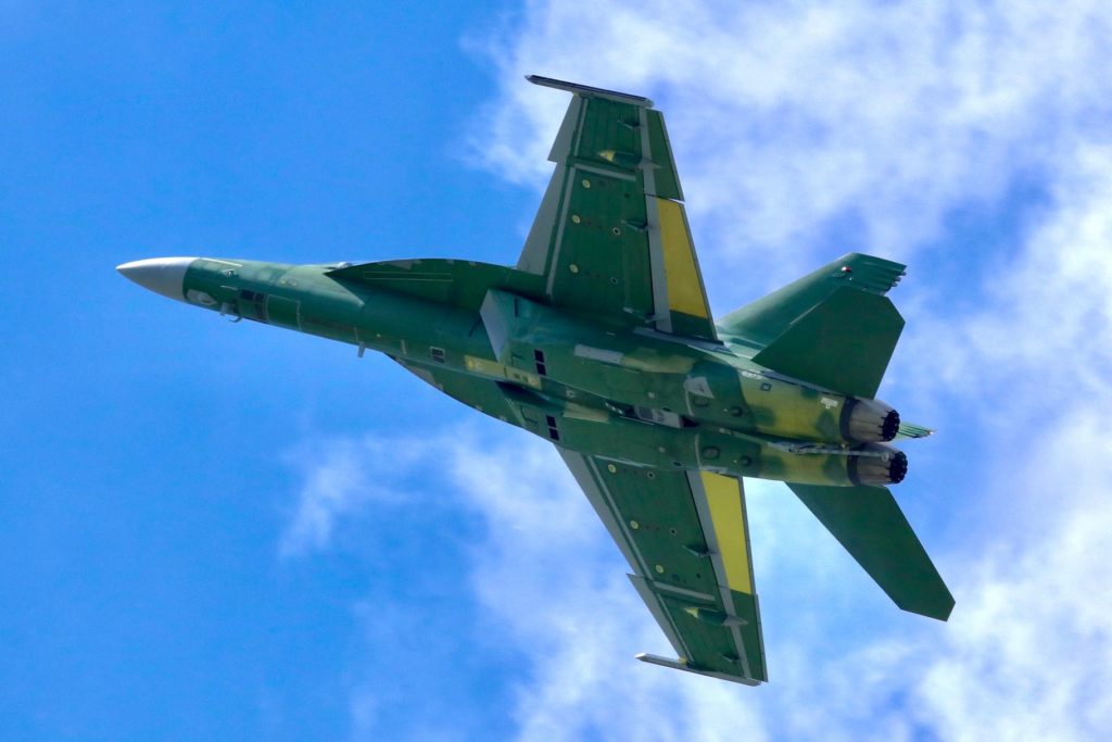 Super Hornet da KAF ainda em pintura prime em voo de ensaio (Foto: @wiavgeek-Alex-Farwell).