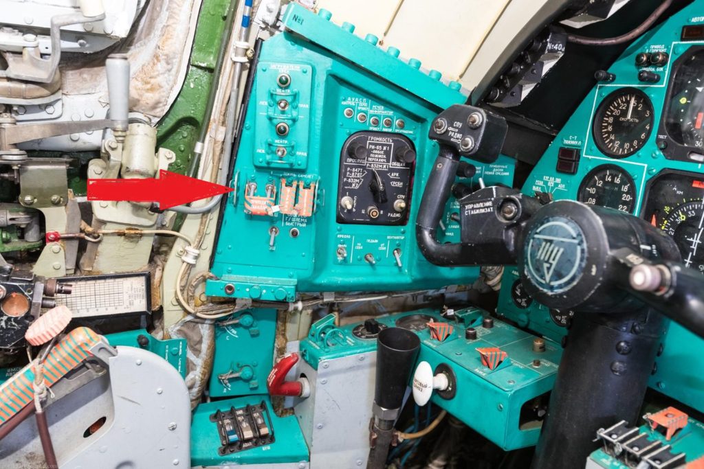 Disjuntores do sistema de acionamento manual de ejeção manual forçada no Tu-22M (Foto: RF VKS).