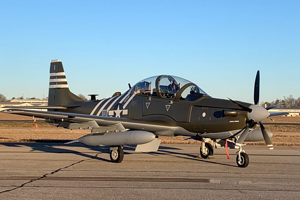 O A-29B, matrícula AF 20-2102, ostentando a camuflagem especial histórica, no pátio da SNC no Colorado (Foto: SNC).