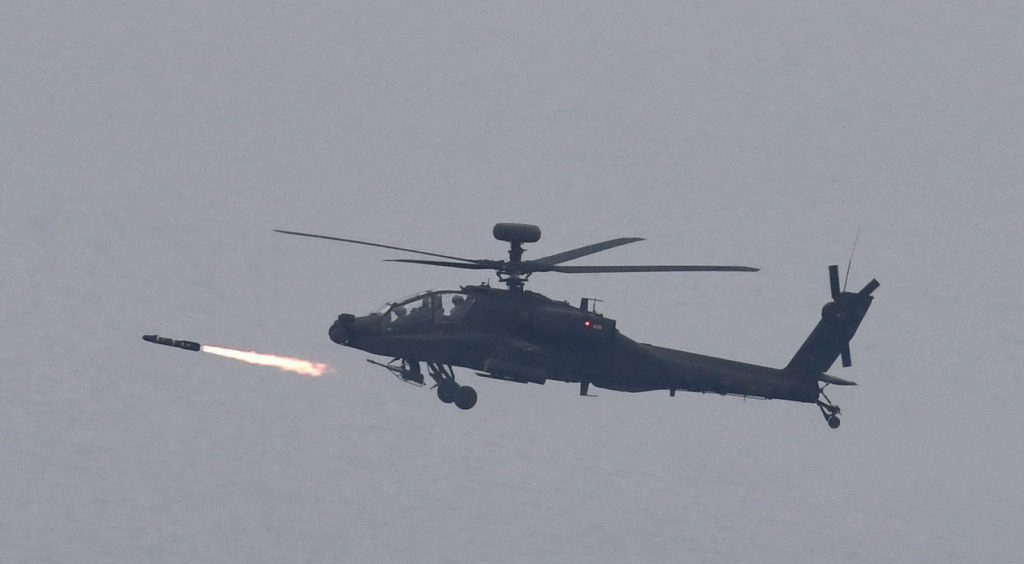 Um AGM-114 sendo disparado por um AH-64 americano (Foto: US Army).
