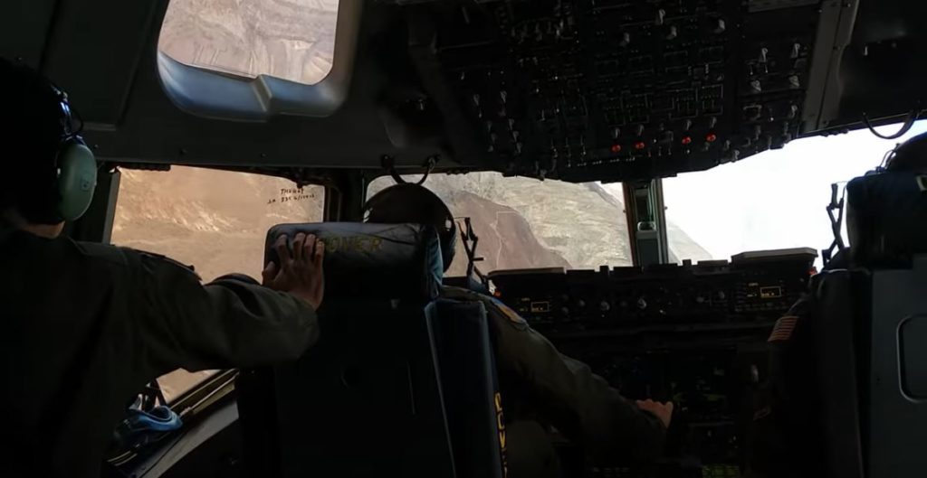 Alarmes, curvas de grande inclinação, alta razão de descida e muita turbulência mostram a dificuldade de voar o C-17A no Star Wars Canyon (Fonte: Josh S).