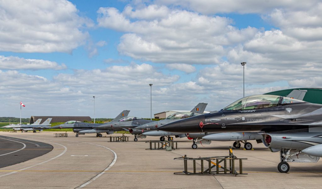Até serem inspecionados, todos os F-16 da Força Aérea da Bélgica ficarão retidos no solo (Foto: MD Belga/Jozef-Vanden-Broeck).