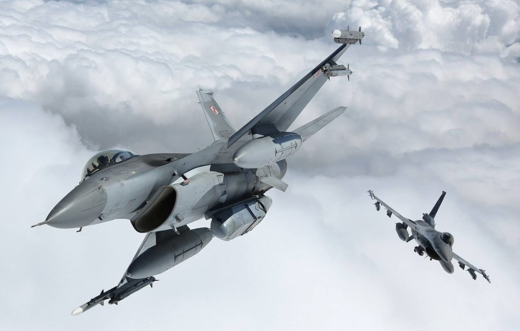 Os F-15, F-16 (foto) e Gripen estão entre as plataformas habilitadas para uso do MS-110. NA foto u F-16C da Polônia com o MS-110 (Foto: Força Aérea da Polônia).