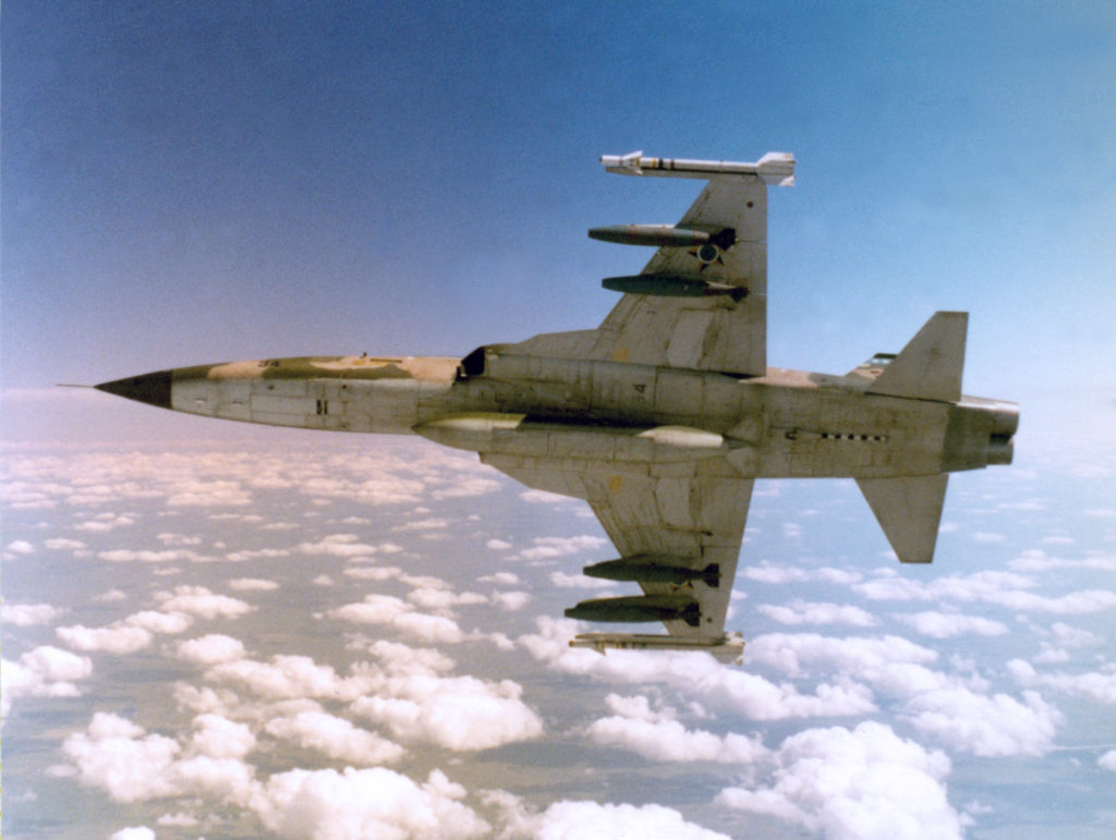 F-5E FAB 4834 do Pampa armado com quatro Mk.82 e dois AIM-9B (Foto: Antônio R Biasus).