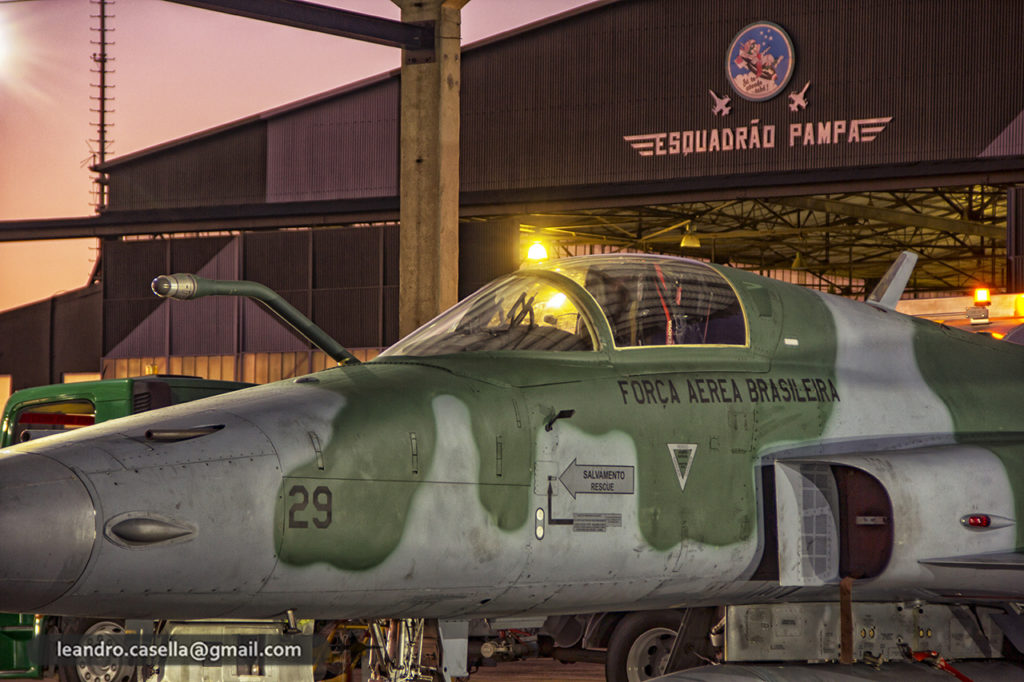 77 anos do Esquadrão Pampa! F-5EM FAB 4829 em Canoas. O Glorioso Esquadrão Pampa completa hoje 75 anos de história! Foto: Leandro Casella.