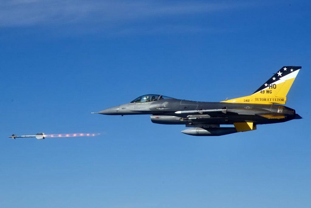 Um F-16CM, AF 88-0412, da 49th Wing de Holloman AFB, dispara um míssil AIM-9M durante o WSEP East  (Foto: USAF/1st Ten Savanah Bray)