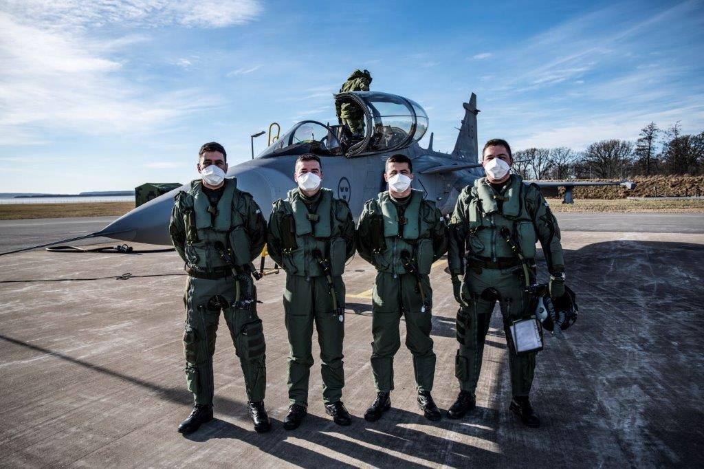 Os Oficiais do GDA em frente ao Gripen D sueco, na Base Aérea de Såtenäs (Foto: FAB).