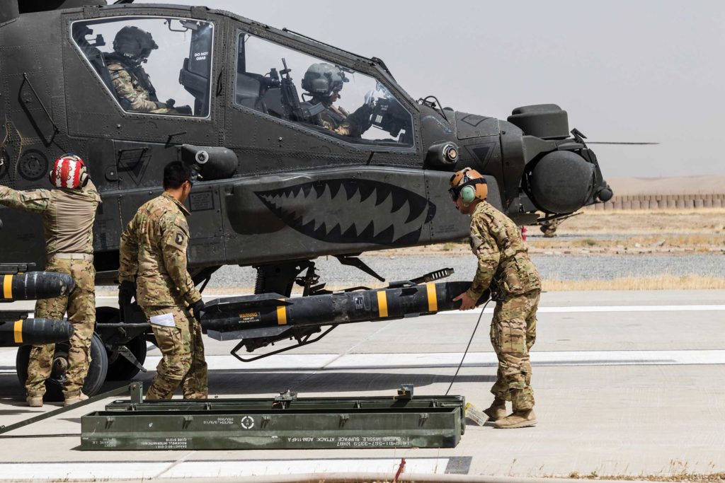 Equipe de solo municia um AH-64 Apache do US Army com o míssil  ar-superfície AGM114 Hellfire (Foto US Army).