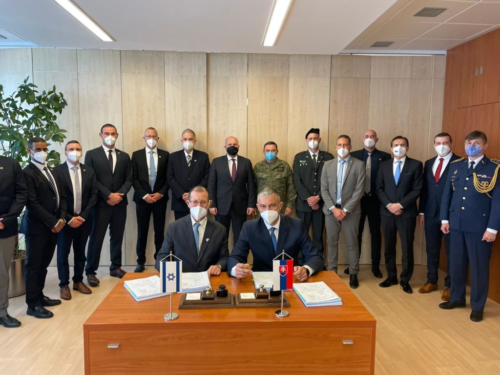 Cerimônia de assinatura do contrato. A esquerda o Brig General (Res.) Yair Kulas representando o Ministério da Defesa de Israel e a direita o Diretor Nacional de Armamento da Eslováquia, Sr. Zekucia (Foto: IAI).
