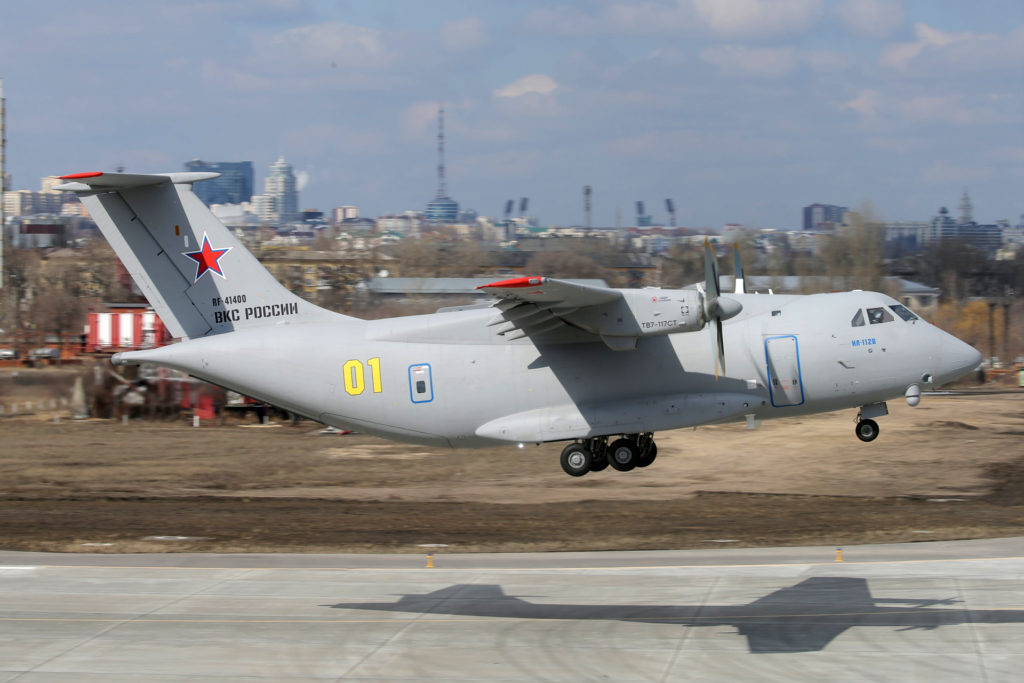 Protótipo do Il-112V, RF-41400/01yelow, decolando de Voronezh, depois de dois anos parado (Foto: VASO).