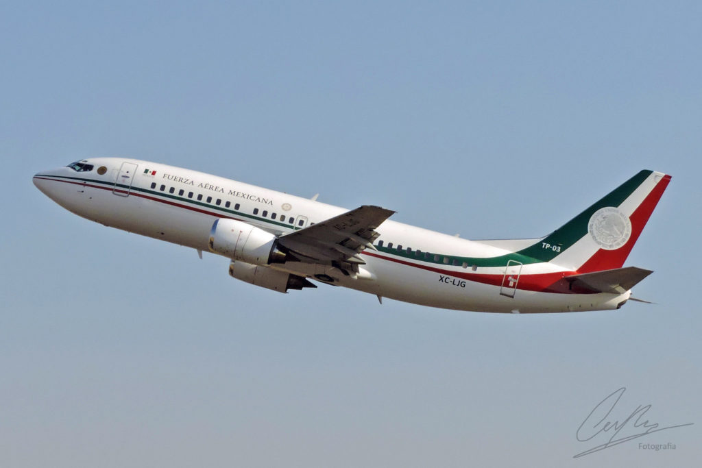 O Boeing 737-300, XC-LJG/TP-03, foi vendido em leilão pelo governo mexicano (Foto: Tony Reyes).