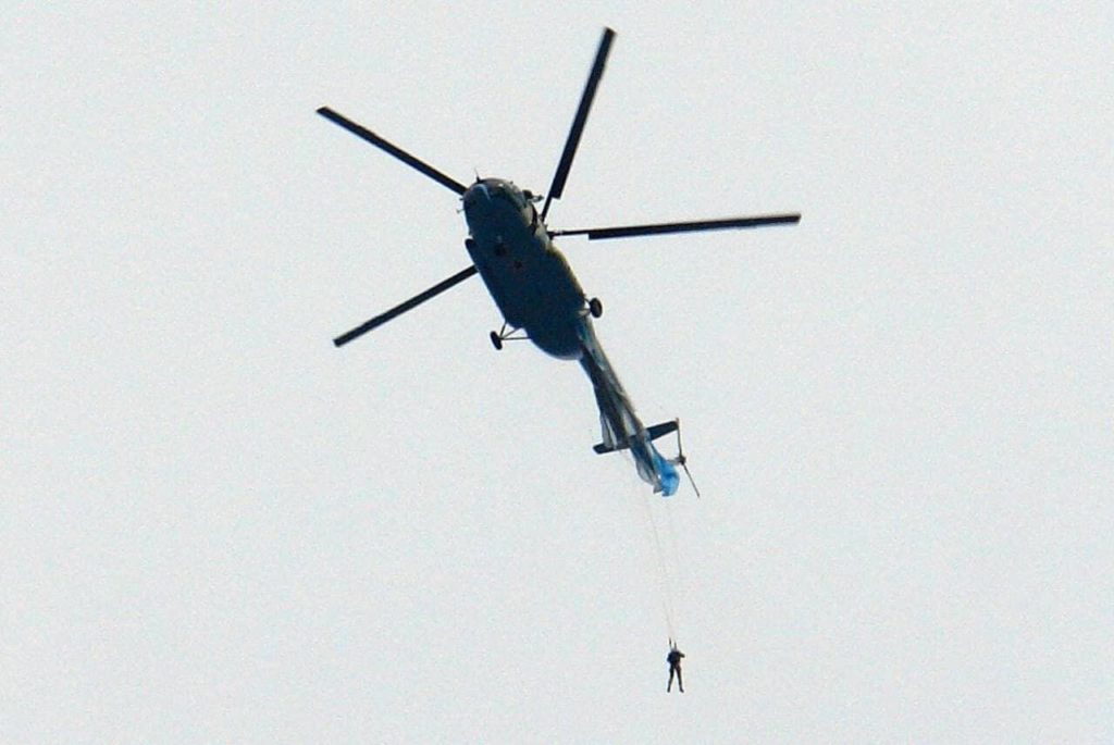 Azar ou sorte? Imagem do PQD russo preso no lado de fora do Mi-8 Hip (Fonte: Rob Lee).
