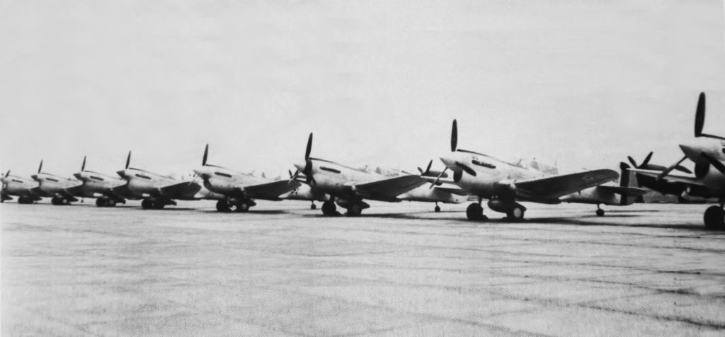 Linha de P-40N do 1º/14º GAV nos anos 1950. Foto: Arquivo Casella.