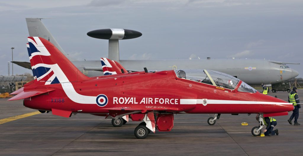 Os Red Arrows operam uma frota de 13 Hawk T1, apoiados por uma equipe com mais de uma centena de militares envolvidos para manter a tradicional unidade da RAF (Foto: RAF Photographer).