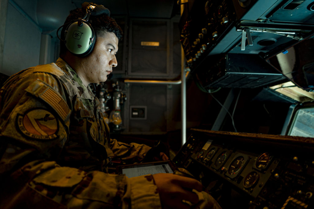 Um especialista em reabastecimento em voo da Força Aérea dos EUA, vinculado ao 908th Expeditionary Air Refueling Squadron, fornece combustível para as aeronaves da Qatar Emiri Air Force e do Armée del'Air no Exercício Sky Shield II em 1º de março de 2021 (Foto: USAF/Staff Sgt. Taylor Harrison).