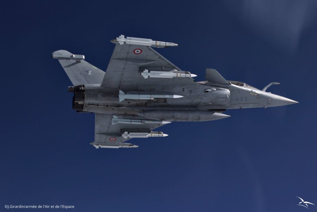 Com a aceitação operacional, o Rafale F3-R estará operando em missões de combate na Síria e Iraque (Foto: AAE).