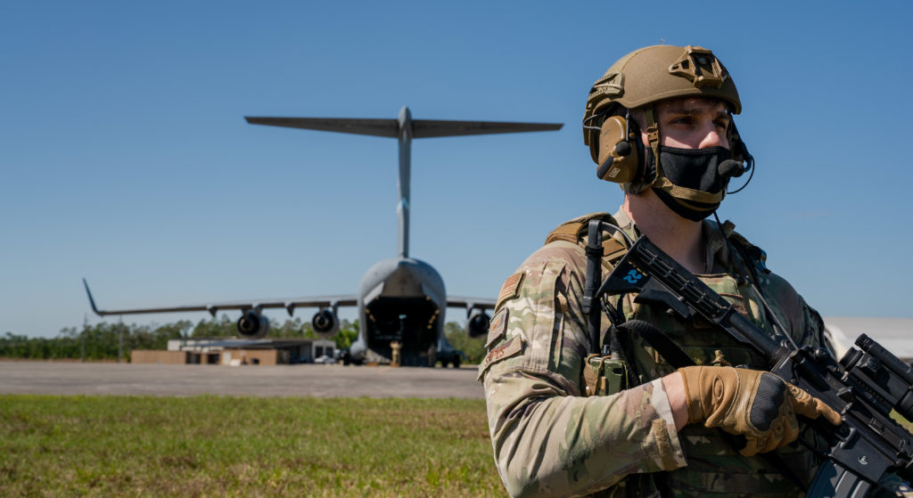 Sargento Matthew Snipes - 23º Esquadrão das Forças de Segurança da Base Aérea de Moody, Geórgia, guarda um C-17 durante o exercício Mosaic Tiger, em Avon Park Air Force Range, Flórida, em 23 de fevereiro de 2021 (Foto: USF/Airman 1st Class Faith Schaefer).
