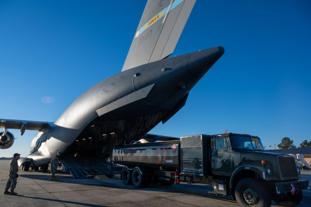 Um caminhão de combustível é carregado em um  C-17  durante o Exercício Mosaic Tiger na Moody AFB, Geórgia, em 23 de fevereiro de 2021 (Foto: USAF/Airman 1st Class Faith Schaefer).