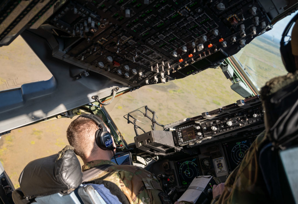 O Tenente August Hein (à esquerda) e o Capitão Reed Fleming, ambos pilotos do 3rd Airlift Squadron, voam um C-17 sobre a Flórida durante o exercício Mosaic Tiger em 25 de fevereiro de 2021. Aviadores da Base Aérea de Dover e da Base Conjunta McGuire-Dix Lakehurst, New Jersey, participaram do exercício, liderado pela 23 rd Wing  de Moody AFB, Geórgia (Foto: USAF/Airman 1st Class Faith Schaefer).
