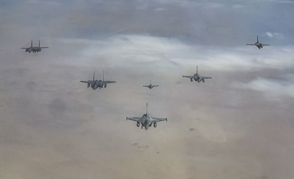 Aeronaves Boeing F-15E da USAF e Dassault Rafale do Qatar Emiri Air Force e do Armée del'Air no Exercício Sky Shield II em 1º de março de 2021 (Foto: USAF/Staff Sgt. Taylor Harrison).