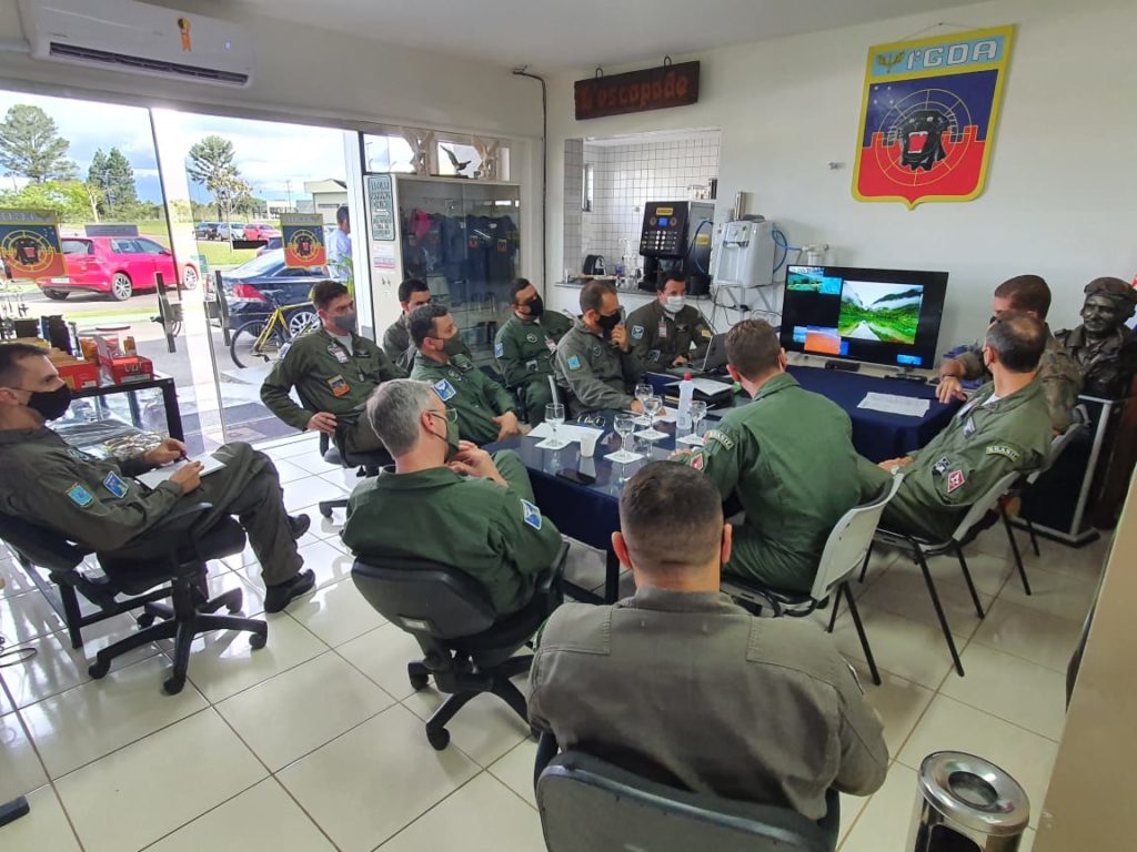 Militares do Grupo de Trabalho FOX visitaram as instalações do GDA em Anápolis (Foto: FAB).