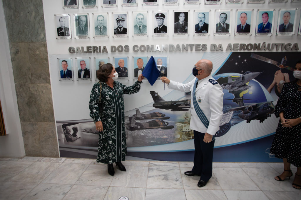 Descerramento da foto do Ten-Brig do Ar Bermudez na galeria de Ministros e Comandantes da Aeronáutica (Foto: FAB/Soldado Wilham Campos/CECOMSAER).