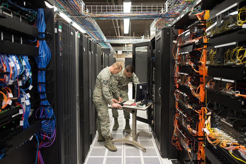 A empresa americana Perspecta Labs ganhou dois contratos do Departamento de Defesa (US DoD) avaliados em US$ 8,1 bilhões para desenvolver armazéns inteligentes 5G e compartilhamento de espectro (radar) para a US Navy e a USAF (Foto: USAF/Paul Shirk)