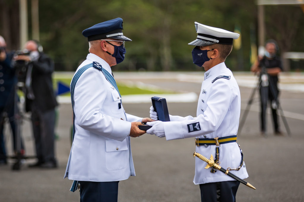 Tenente-Brigadeiro Bermudez, recebendo o Espadim de Cadete da Aeronáutica do Cadete Aviador Yuri Nunes Bitar, como símbolo de reconhecimento e respeito (Foto: FAB).