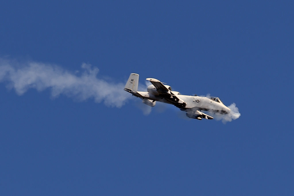 Um A-10C thunderbolt II cospe fogo com seu canhão de 30 mm (Foto: USAF/Master Sgt. David Kujawa/Released).