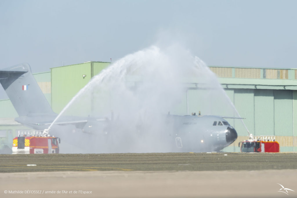 O novo FAF 0110 recebendo a saudação dos bombeiros da BA123 em Orléans-Bricy (Foto? AAE).