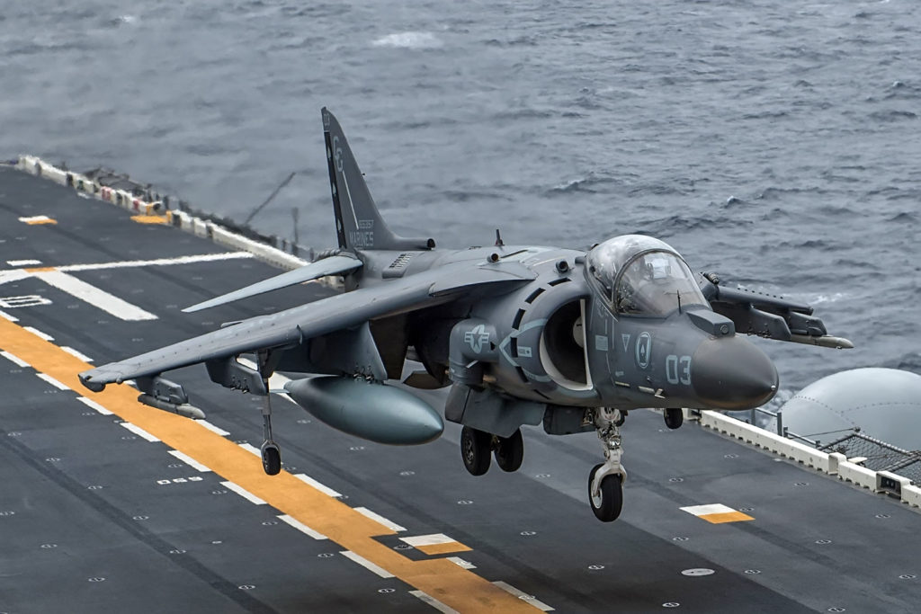 Atualmente cerca de 124 AV-8B Harrier compõem a frota operacional dos Mariners (Foto: USMC).
