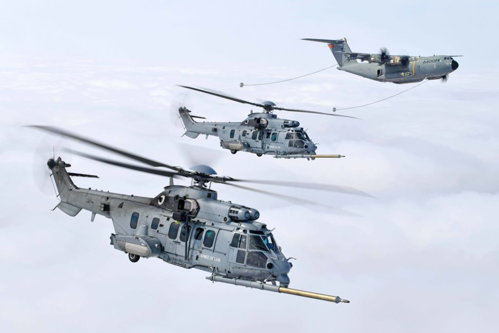 A400M realiza certificação de REVO com helicópteros H225M. Um dos protótipos do A400M reabastece dois H225M do Armée de l'Aire et de l'Espace (Foto Airbus).