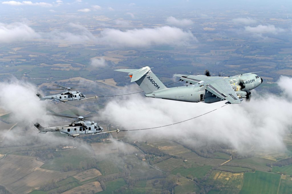 A400M realiza certificação de REVO com helicópteros H225M. Um dos protótipos do A400M reabastece dois H225M do Armée de l'Aire et de l'Espace (Foto Airbus).
