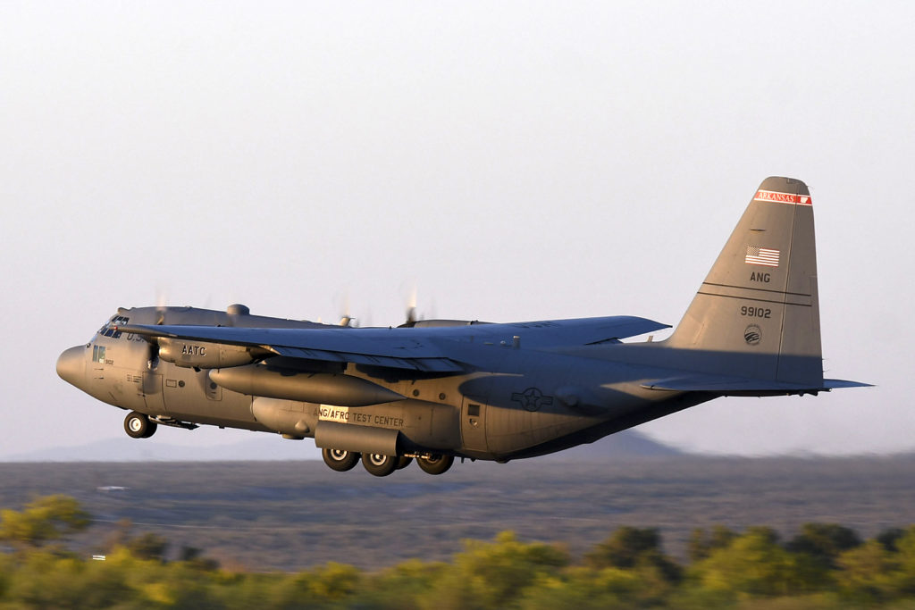 O C-130H, AF 89-9102, da ANG Arkansas decolando do Aeroporto Nacional de Marana para testes do LITENING targeting pod (Foto: USAF/Blake Gonzales).