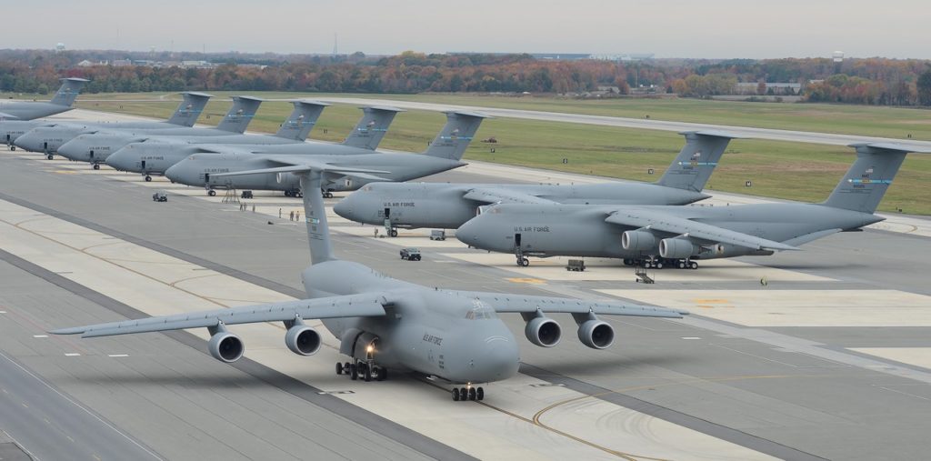 Mais de cinquenta C-5M Galaxy passarão por atualizações de aviônicos e sistemas (Foto: USAF).