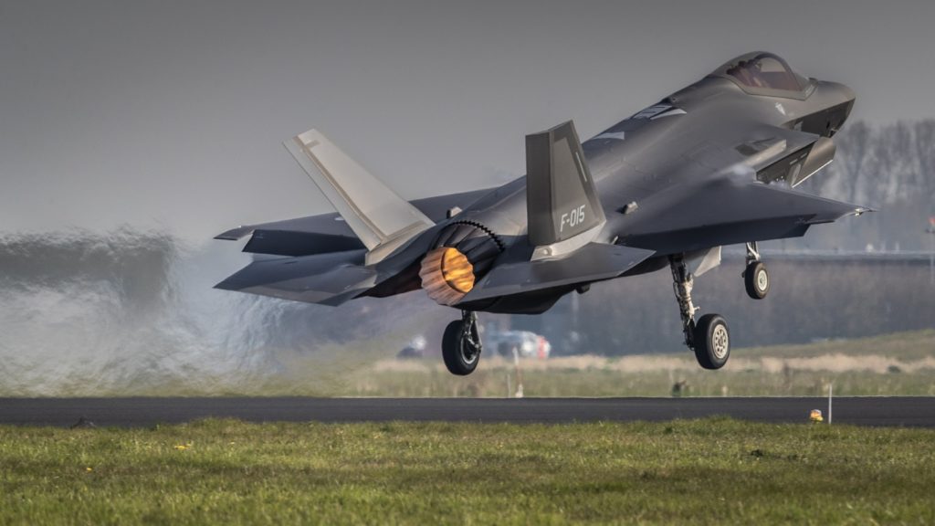 F-35 ultrapassa a marca de 400 mil horas de voo. Com 665 unidades operacionais, caça stealth da Lockheed Martin chega a marca de 400 mil horas voadas em junho de 2021. Foto: Foto-RNLAF.