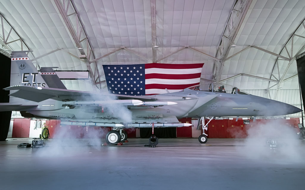 Novo F-15EX Eagle II, AF 20-0001 do 40th FTS, durante a cerimônia na Base Aérea de Eglin (Foto: USAF).