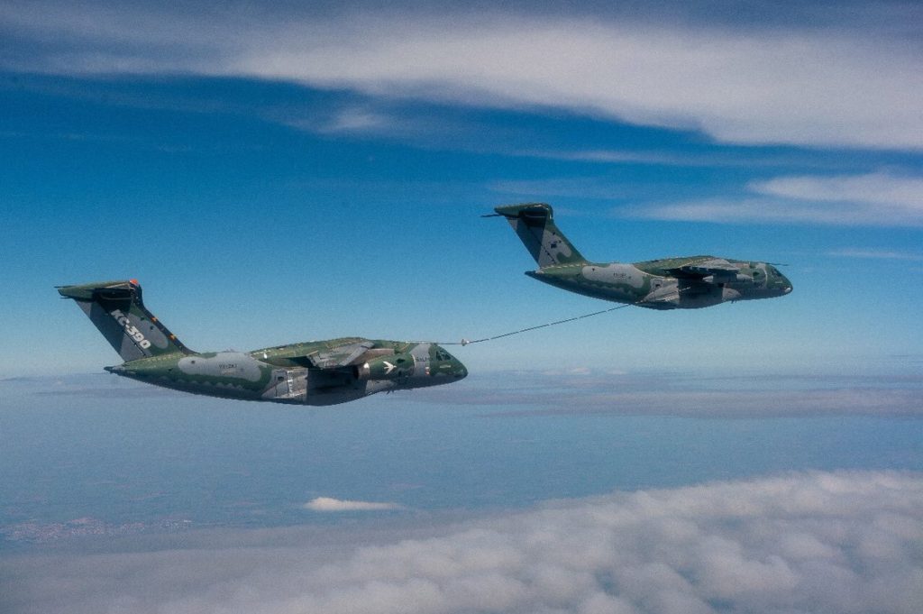 REVO entre os KC-390 PT-ZNG (reabastecedor) e PT-ZNJ (receptor) - Foto Embraer