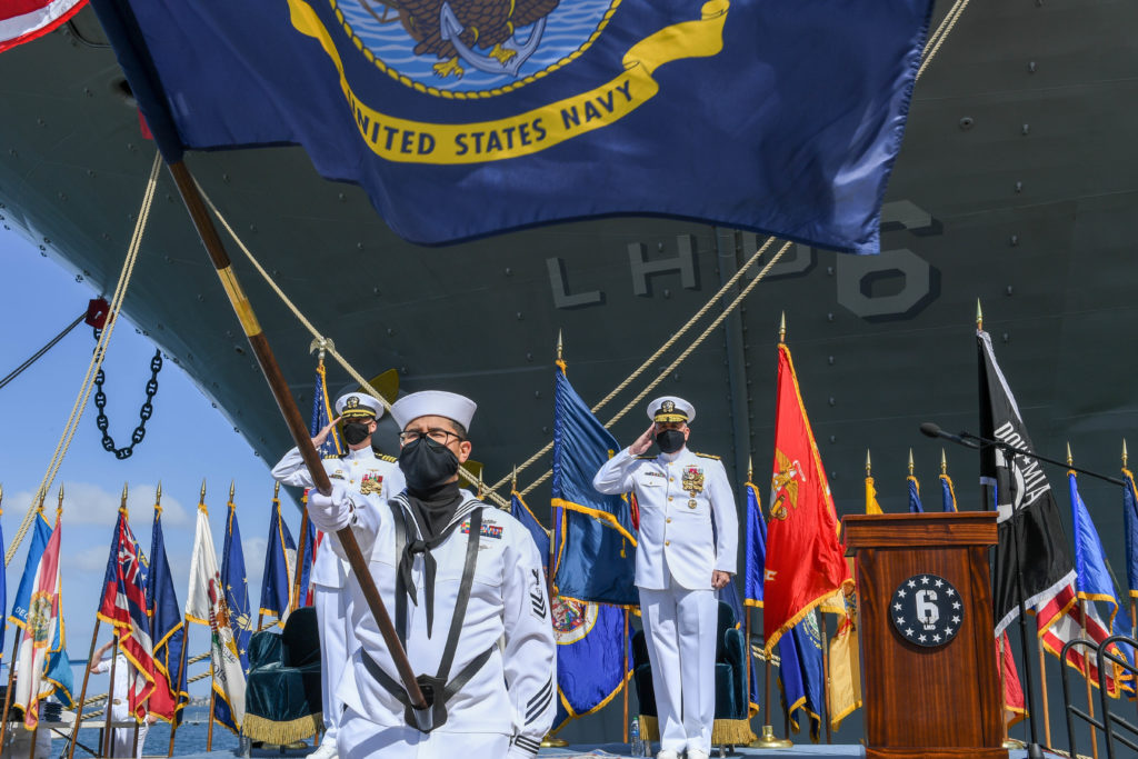 14 de abril de 2021 –  Admiral Philip Sobeck, Comandante do Expeditionary Strike Group Three e o Capt. G. S. Thoroman, comandante do USS Bonhomme Richard (LHD 6),  saúdam a bandeira da USN durante  o descomissionamento do Bonhomme Richard na NAS San Diego (Foto: USN/Mass Communication Specialist 2nd Class Alex Millar).